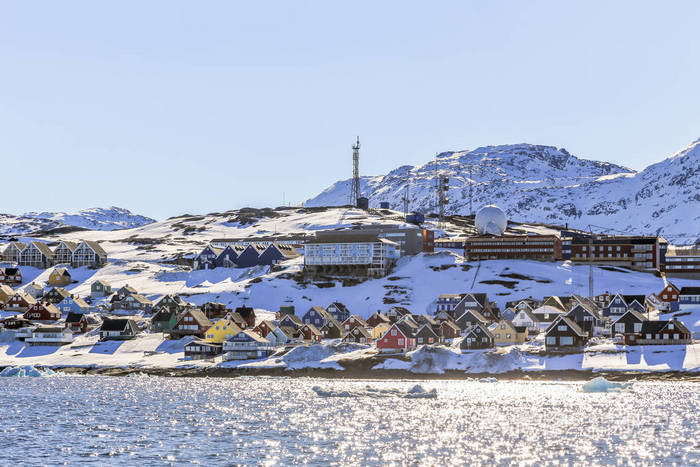 五颜六色的因纽特人的房子沿峡湾的雪山