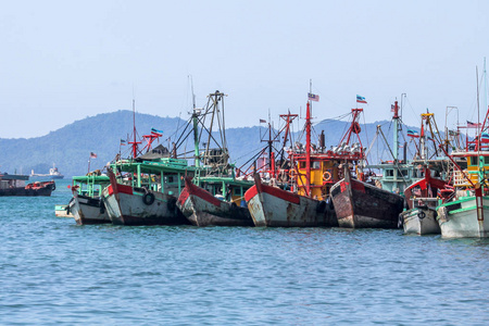 马来西亚渔船在亚庇附近的海湾行