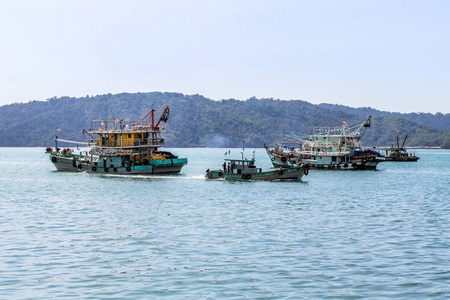 马来西亚科塔基纳巴卢附近海湾的马来西亚渔船