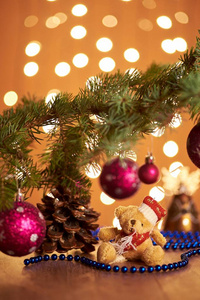 圣诞圣诞树和花环背景下的新年玩具的组成