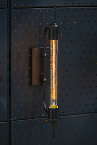 老式爱迪生灯温度计, 黑色金属板上的壁灯