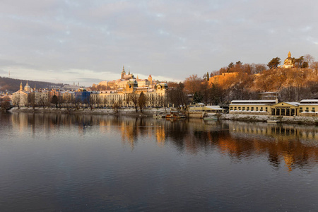捷克共和国哥特城堡圣诞白雪皑皑的布拉格城