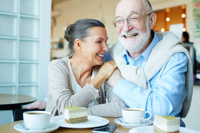 快乐和深情的老年人在咖啡馆里度过时光