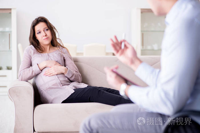 孕妇就诊的心理学家