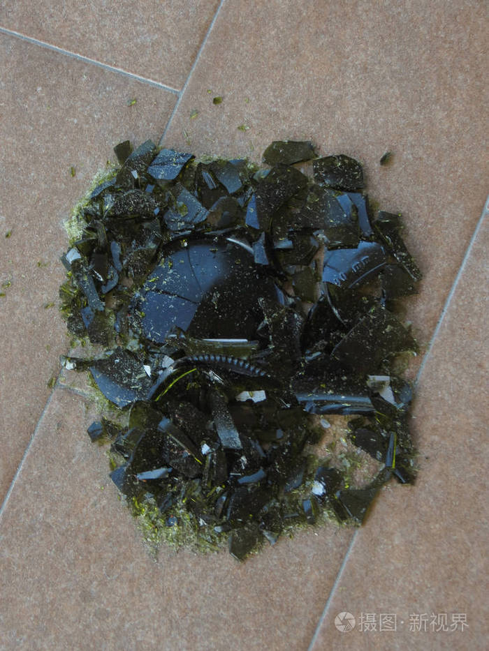 绿色玻璃酒瓶碎成小块