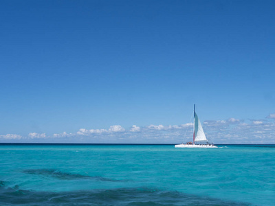 白色帆船对蓝色海和天空, 加勒比