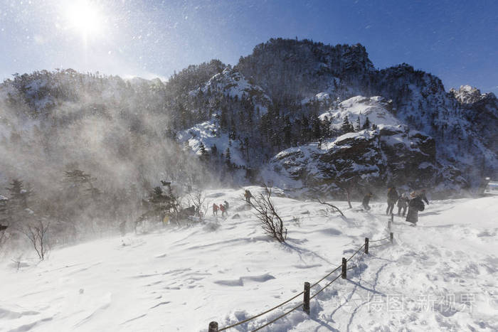 韩国人民在冬季暴风雪缆车期间山区的冬季景观