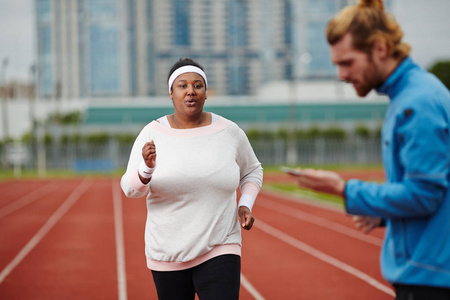 参加马拉松赛跑的年轻肥胖妇女