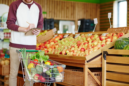 从购物清单中出来的年轻人,他在超市买的东西照片