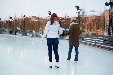 在城市环境中滑冰的年轻活跃夫妇