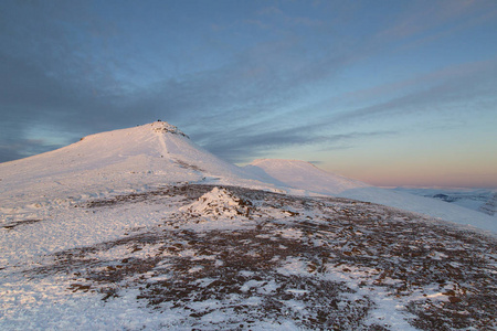 冬天的雪景在夕阳下的笔y范山在Brecon信标国家公园