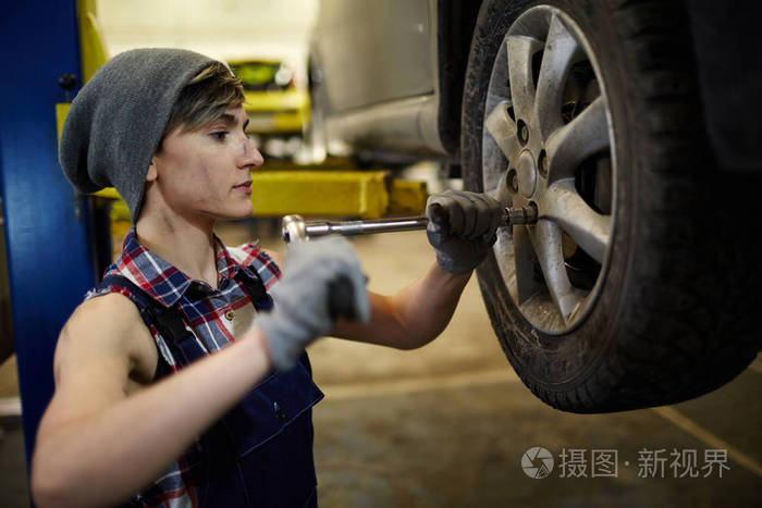 手具修理或更换车轮的妇女