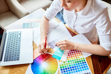创意设计师指出颜色图，同时从调色板样本中做出选择