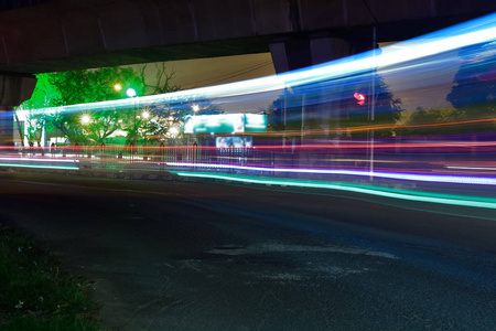 城市之夜的交通灯迹