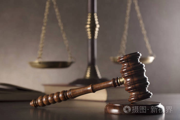 法官的木槌和正义的天平在灰色的石头背景的地方为文本.