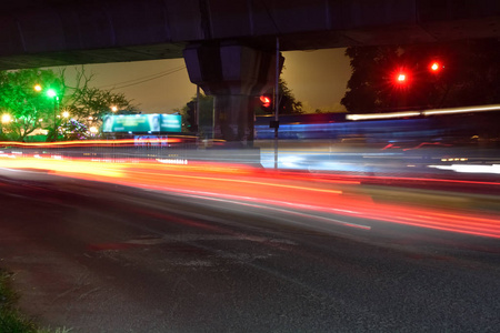 城市之夜的交通灯迹