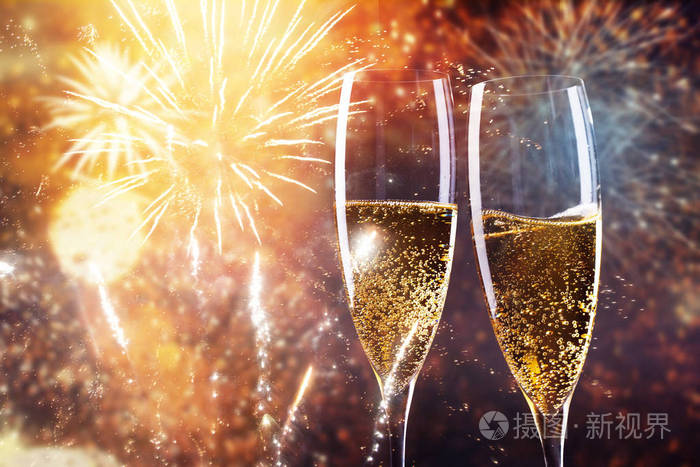用香槟杯来庆祝节日的灯光和新的 y