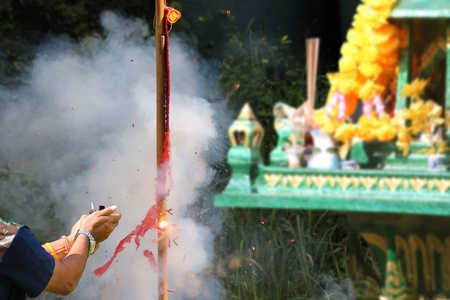 带鞭炮的亚洲人尊重神社或精神图片