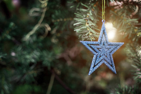 圣诞树上的星星装饰