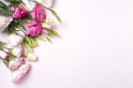 白色纹理背景上的一束粉红色和白色的花