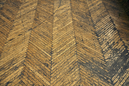 地板上覆盖着旧的破旧镶木地板