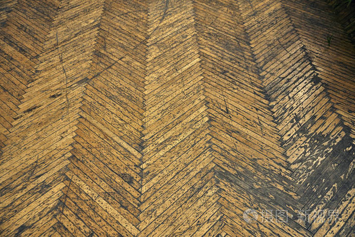 地板上覆盖着旧的破旧镶木地板