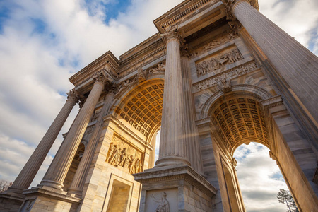 历史大理石拱门凯旋门, 森广场, 米兰照片