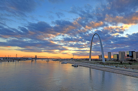 密苏里州圣路易斯和EADS桥的网关拱门。