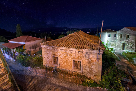 夜晚的城市景观，古老的地中海村庄，有古老的车站，狭窄的街道，古色古香的房子，在科孚岛，希腊的星空下。