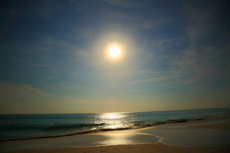 令人惊叹的美丽，五彩缤纷的日落加勒比。阿鲁巴岛。难忘的景色..令人惊叹的背景。