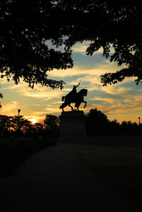 2017年7月7日密苏里州圣路易斯在圣路易斯森林公园的圣路易斯国王路易九世雕像的日落，密苏里州圣路易斯的同名。