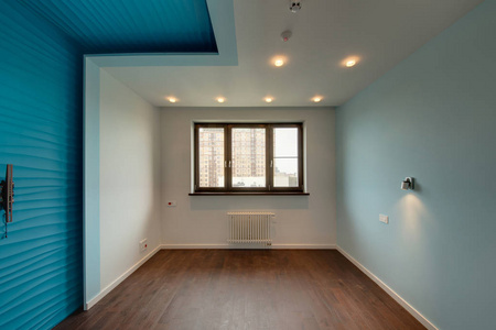 房间有蓝色的墙壁和一扇木黑的窗户