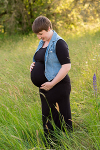 怀孕妇女在一个领域为产科照片