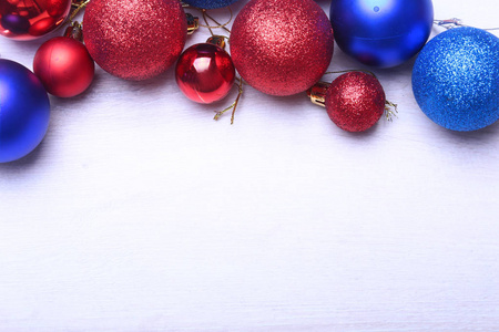 木制背景下的红色和蓝色圣诞球