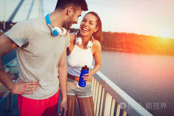 恋爱中的情侣健身训练