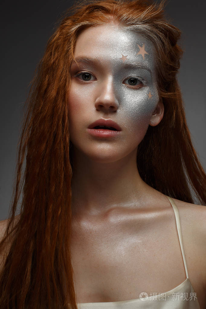 美丽的模特,闪亮的皮肤.假日图像.脸的美.在工作室拍的照片.