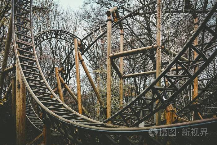 废弃主题公园过山车