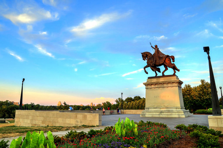 在圣路易斯森林公园，圣路易斯，密苏里州，圣路易斯森林公园，法国国王路易斯九世雕像的日落。