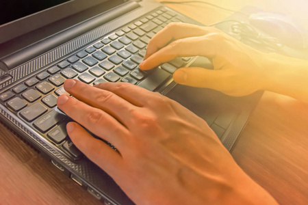 男人手投机在笔记本电脑键盘上打字。影片作用, 耀斑太阳