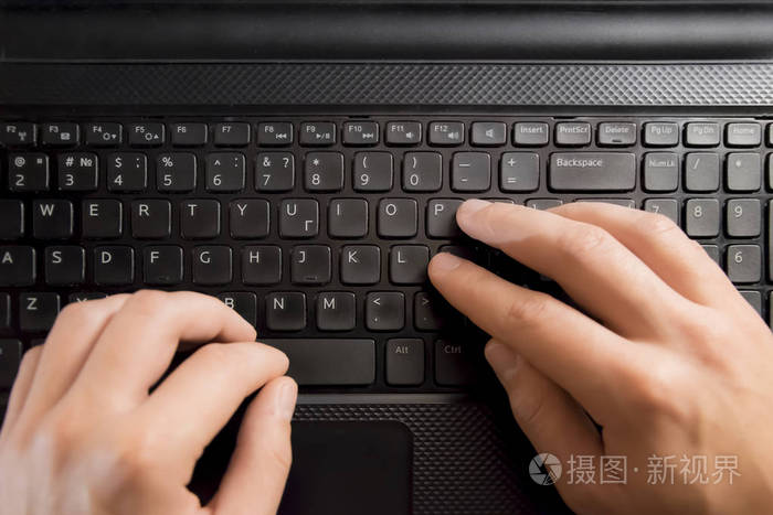 手指按笔记本电脑上的键盘键 与计算机的手照片 正版商用图片10m0lw 摄图新视界
