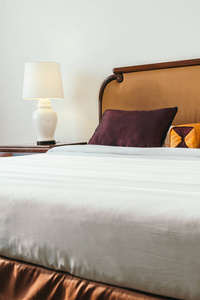 舒适的床枕装饰酒店客房内部