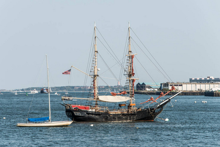 老和现代小船小船并排停泊在波士顿港
