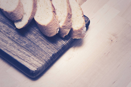 木制盘子上的面包片