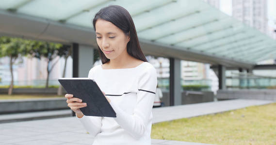 女人看数字平板电脑