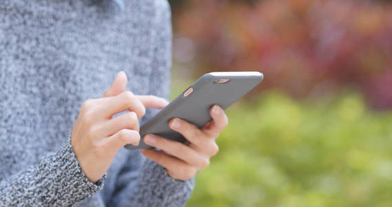 女人手里拿着智能手机图片