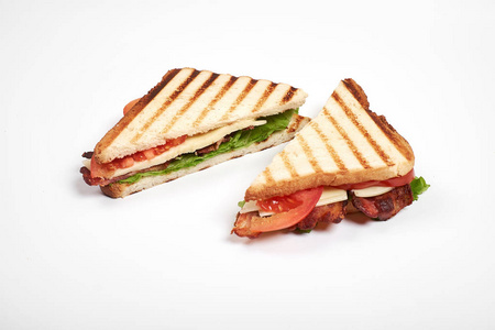 新鲜的三明治关在以蔬菜和肉在白色背景上孤立