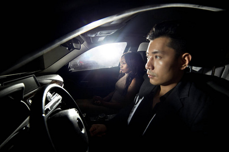 男同黑人和亚洲亚洲男人和一个黑人非洲女性在车里约会.