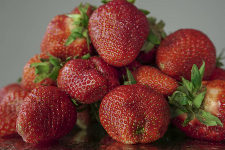 一堆熟透的红草莓