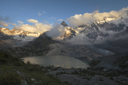 高加索雪山的夏季景色。 云在山峰上的形成和运动。