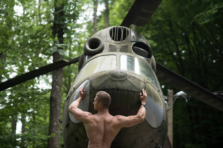 男子运动员在森林中推进直升机图片